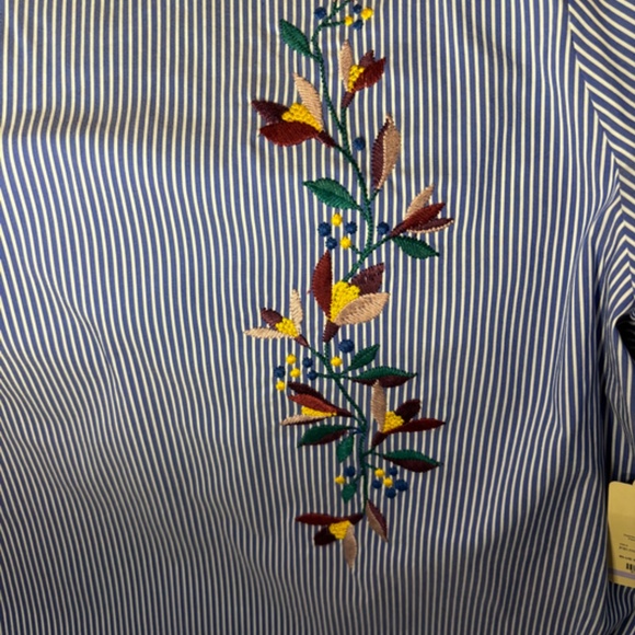 ✨Host pick ✨Ladies Blue & White Stripe Floral Embroidered Bell Sleeve To… - Picture 7 of 16